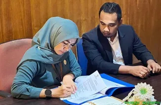 Mediator Komisi Informasi Sumatera Barat Mona Sisca memimpin proses mediasi sengketa informasi publik antara pemohon dan Pemerintah Nagari Cubadak Barat di Kantor KI Sumbar, Padang, Kamis (22/1/2026). (Foto: Ist)