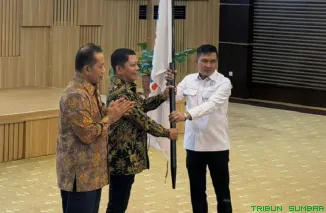 Menteri Koperasi RI Fery Joko Juliantono melantik H. Ekos Albar sebagai Ketua Umum DPP IKA Ikopin Periode 2025--2029 di Kantor Kemenkop RI, Jakarta. (Foto: Ist)