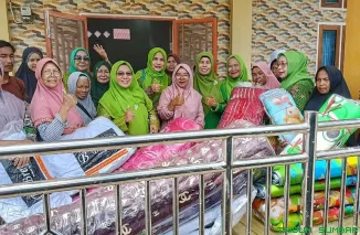 Pengurus PW Muslimat NU Sumatera Barat menyalurkan bantuan kemanusiaan kepada warga terdampak banjir di sejumlah daerah di Sumatera Barat. (Foto: Ist)