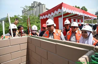 Anggota Komisi VI DPR RI Nevi Zuairina meninjau fasilitas produksi PT Semen Padang dalam kunjungan kerja terkait percepatan pembangunan hunian tetap pascabencana di Sumatera Barat. (Foto: Ist)