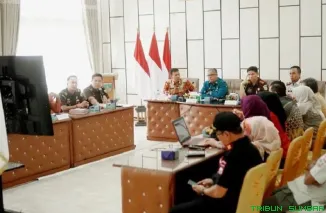 Sekretaris Daerah Kabupaten Solok Selatan Syamsurizaldi bersama jajaran Kejaksaan Negeri Solok Selatan dan OPD terkait mengikuti rapat pembahasan teknis penerapan pidana kerja sosial di Aula Tansi Ampek, Kantor Bupati Solok Selatan, Kamis (23/1/2026). (Fo