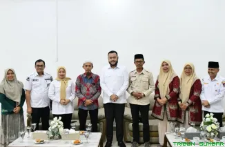 Wali Kota Padang Fadly Amran menerima audiensi Kepala Kantor Kementerian Haji dan Umrah Kota Padang Zulfahmi terkait persiapan ibadah haji 1447 Hijriah di Kediaman Resmi Wali Kota Padang. (Foto: Ist)