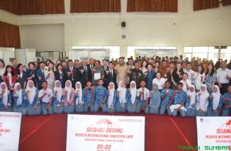 Wali Kota Padang Fadly Amran saat membuka International Education Expo Beasiswa Padang Juara ke Tiongkok di Balai Kota Padang Aie Pacah. (Foto: Ist)