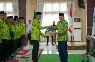 Wakil Bupati Solok Selatan H. Yulian Efi bersama Ketua PW DMI Sumatera Barat Prof. Ganefri saat pengukuhan Pengurus DMI Kabupaten Solok Selatan Masa Khidmat 2025--2030 di Aula Sarantau Sasurambi, Selasa (27/1/2026). (Foto: Ist)