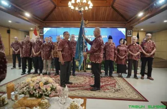 Gubernur DIY Sri Sultan Hamengku Buwono X menyaksikan pelantikan dan pengukuhan Pengurus PWI DIY masa bakti 2025--2030 di Kompleks Kepatihan, Kantor Gubernur DIY, Kamis (22/1/2026). (Foto: Ist)