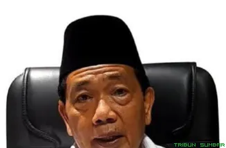 Ketua Badan Kehormatan DPRD Provinsi Sumatera Barat, Bakri Bakar, memberikan keterangan terkait agenda rapat BK menyikapi status hukum salah satu anggota DPRD Sumbar di Padang. (Foto: Ist)