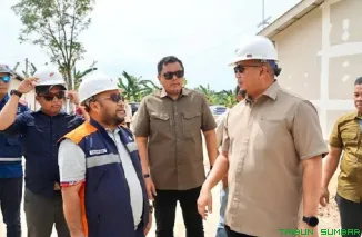 Wakil Ketua Komisi VI DPR RI Andre Rosiade meninjau kesiapan Hunian Sementara (Huntara) korban banjir dan galodo di Batang Anai, Kabupaten Padang Pariaman, Senin (19/1/2026). (Foto: Ist)