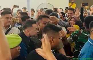 Utusan Khusus Presiden Raffi Ahmad berbaur dan balanjuang bersama warga Hunian Sementara (Huntara) Limau Manis, Kota Padang, saat peringatan HUT ke-7 GEKRAFS, Kamis (22/1/2026). (Foto: Ist)
