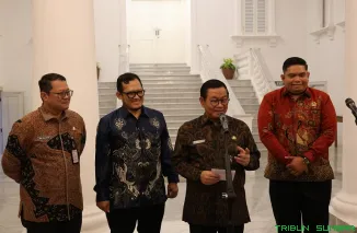 Ketua Komisi Informasi Provinsi DKI Jakarta Harry Ara Hutabarat saat menyampaikan kewajiban pemasangan Zona Informatif kepada badan publik berpredikat Informatif Tahun 2025 di Jakarta. (Foto: Ist)