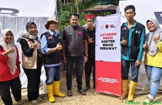 Tim Kesehatan DPP PDI Perjuangan bersama relawan Baguna menembus Kampung Ngalau Gadang, Kecamatan IV Nagari Bayang Utara, Kabupaten Pesisir Selatan. (Foto: Ist)
