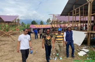 Wakil Ketua DPRD Sumatera Barat Evi Yandri Rajo Budiman bersama Wakil Gubernur Sumbar meninjau pembangunan Hunian Sementara (Huntara) Mandiri bagi korban banjir bandang di Kapalo Koto, Kecamatan Pauh, Kota Padang, Rabu (21/1/2026). (Foto: Ist)