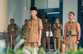 Wakil Bupati Solok Selatan H. Yulian Efi saat memimpin apel gabungan ASN di halaman Kantor Bupati Solok Selatan. (Foto: Ist)