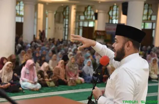 Wali Kota Padang Fadly Amran memberikan sambutan pada Wirid Bulanan ASN Pemerintah Kota Padang di Masjid Agung Nurul Iman, Jumat (9/1/2026). (Foto: Ist)
