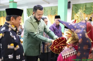 Wali Kota Padang, Fadly Amran, menghadiri acara tasyakuran Hari Amal Bhakti (HAB) Kementerian Agama RI ke-80 di Aula Kantor Kementerian Agama Kota Padang, Kamis (8/1/2026). (Foto: Ist)