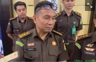 Kejaksaan Negeri Padang menetapkan BSN sebagai Daftar Pencarian Orang (DPO) dalam perkara dugaan korupsi manipulasi Kredit Modal Kerja dan bank garansi, Selasa (27/1/2026). (Foto: Ist)