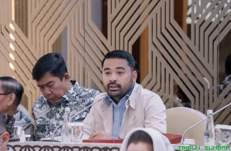 Anggota Komisi V DPR RI Zigo Rolanda menyampaikan pernyataan terkait percepatan pemulihan pascabencana banjir dan longsor di sejumlah wilayah Sumatera dan Aceh, Selasa (27/1/2026). (Foto: Ist)