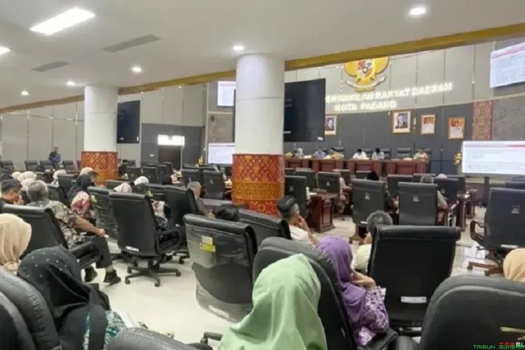 DPRD Kota Padang menggelar sosialisasi Pokir dan hibah bansos berbasis SIPD-RI untuk memperkuat transparansi APBD Kota Padang, Kamis (19/2/2026). (Foto: Ist)