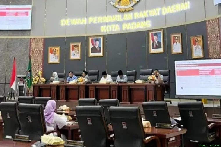 DPRD Kota Padang menggelar sosialisasi Pokir dan hibah bansos berbasis SIPD-RI untuk memperkuat transparansi APBD Kota Padang, Kamis (19/2/2026). (Foto: Ist)