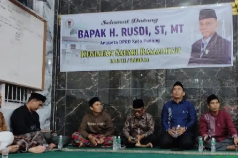 H. Rusdi menyerahkan bantuan kepada pengurus Masjid Al Quwait saat Safari Ramadan di Banuaran Nan XX, Kecamatan Lubuk Begalung, Kota Padang, Senin malam (23/2/2026). (Foto: Ist)
