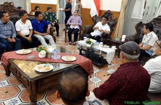 Gubernur Banten Andra Soni saat menerima kunjungan Ketua PWI Sumbar Widya Navies bersama jajaran pengurus PWI Sumatera Barat di Serang, Minggu (8/2/2026). (Foto: Ist)