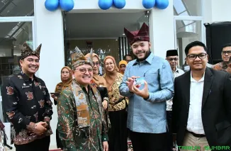 Kepala Perpusnas RI Endang Aminudin Aziz bersama Wali Kota Padang Fadly Amran meresmikan Gedung Layanan Perpustakaan Umum Daerah Kota Padang, Kamis (12/2/2026). (Foto: Ist)
