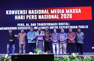 Wakil Ketua Dewan Pers Totok Suryanto bersama Ketua Umum PWI Pusat Akhmad Munir dan perwakilan organisasi media saat pembacaan dan penandatanganan deklarasi pers nasional dalam rangka Hari Pers Nasional (HPN) 2026 di Kota Serang, Minggu (8/2/2026).(Foto: