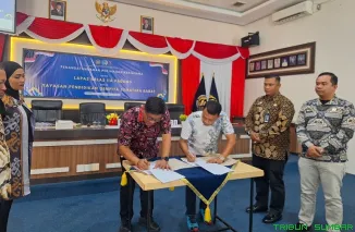 Kepala Lapas Kelas IIA Padang Junaidi Rison dan Ketua Yayasan Pendidikan Gempita Sumatera Barat Nurkhalis menandatangani kerja sama program pendidikan kesetaraan bagi warga binaan di Aula Lapas Kelas IIA Padang, Jumat (6/2/2026). (Foto: Ist)
