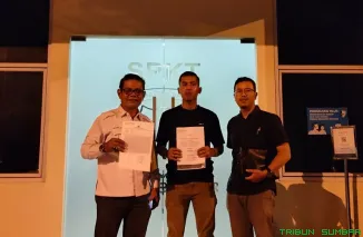 Pelapor didampingi kuasa hukum saat membuat laporan dugaan penipuan dan penggelapan di Polda Sumatera Barat, Kamis (26/2/2026) malam. (Foto: Ist)