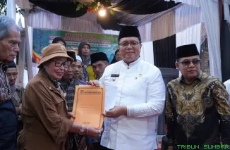Wakil Bupati Tanah Datar, Ahmad Fadly, menerima hibah lahan seluas 9,5 hektare dari keluarga besar H. Daniel Sutan Sinaro untuk pembangunan Sekolah Rakyat di Nagari Tanjung Alam, Jumat (27/2/2026). (Foto: Ist)