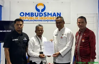Kepala Perwakilan Ombudsman RI Sumatera Barat Adel Wahidi menyerahkan Laporan Hasil Pemeriksaan terkait penertiban Kawasan Lembah Anai kepada Sekda Provinsi Sumatera Barat. (Foto: Ist)