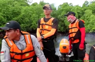 Personel Badan Nasional Pencarian dan Pertolongan bersama unsur Tim SAR gabungan saat melaksanakan operasi pencarian dan pertolongan dalam misi kemanusiaan. (Foto: Ist)