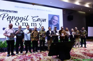 Ketua Umum PWI Pusat Akhmad Munir bersama penulis dan pengurus PWI saat peluncuran tujuh buku dalam rangkaian Hari Pers Nasional (HPN) 2026 di Ballroom Hotel Aston, Kota Serang, Minggu (8/2/2026). (Foto: Ist)