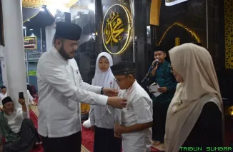 Wali Kota Fadly Amran membuka secara resmi Pesantren Ramadan 1447 H se-Kota Padang usai salat subuh di Masjid Baitul Haadi Aur Duri Indah, Senin (23/2/2026). (Foto: Ist)
