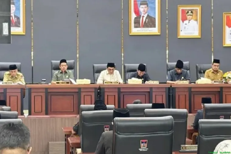 Rapat paripurna penyampaian Laporan Keterangan Pertanggungjawaban (LKPJ) Tahun Anggaran 2025 di ruang sidang utama DPRD Kota Padang, Senin (9/3/2026). (Foto: Ist)