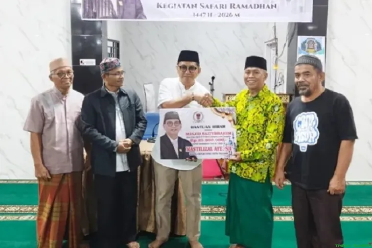 Wakil Ketua I DPRD Kota Padang Mastilizal Aye menyerahkan bantuan hibah Rp25 juta kepada pengurus Masjid Baiturrahim, Kampung Lapai, Kecamatan Nanggalo, dalam kegiatan Safari Ramadan. (Foto: Ist)
