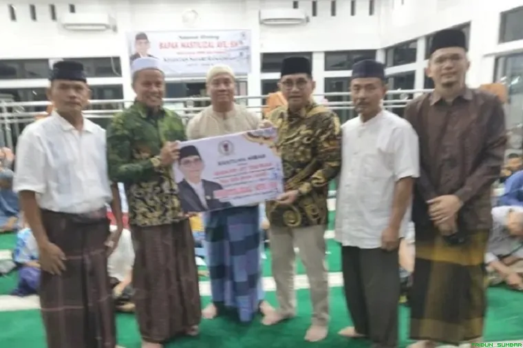 Wakil Ketua I DPRD Kota Padang Mastilizal Aye menyerahkan bantuan hibah  dalam kegiatan Safari Ramadan. (Foto: Ist)