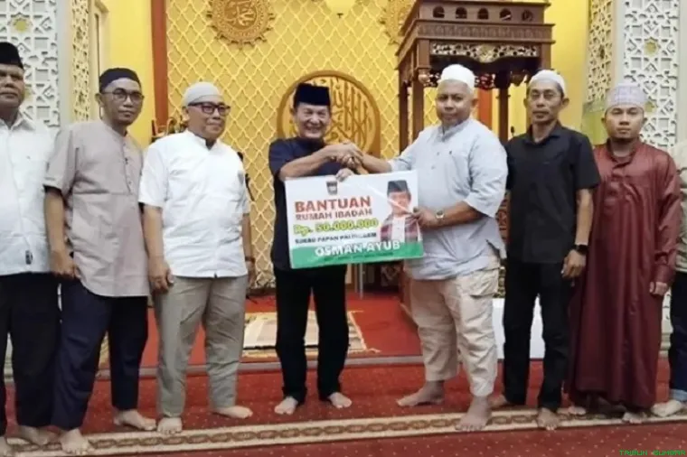 Wakil Ketua II DPRD Padang Osman Ayub menyerahkan bantuan Pokir. (Foto: Ist)