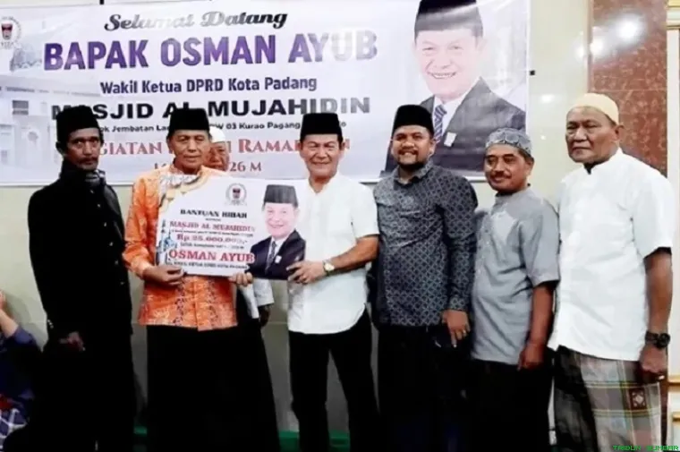 Wakil Ketua II DPRD Padang Osman Ayub menyerahkan bantuan Pokir. (Foto: Ist)