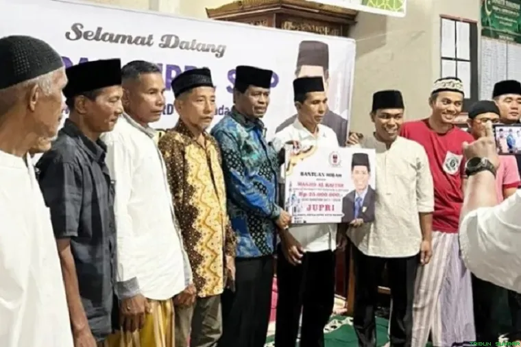 Wakil Ketua III DPRD Padang Jupri menyerahkan bantuan hibah Rp25 juta kepada pengurus Masjid Al Kaffah, Kampung Jua Nan XX, Kecamatan Lubuk Begalung. (Foto: Ist)