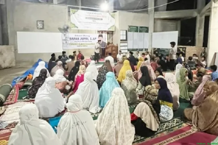 Wakil Ketua III DPRD Padang Jupri menyerahkan bantuan hibah Rp25 juta kepada pengurus Masjid Al Kaffah, Kampung Jua Nan XX, Kecamatan Lubuk Begalung,
