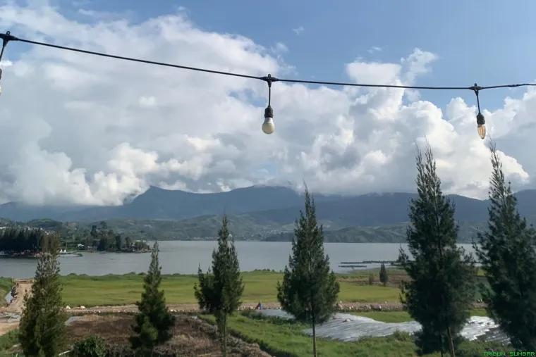 Area duduk outdoor Samaku Coffee Shop yang menghadap langsung ke Danau Diatas. (Foto: Ist)