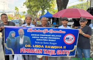 Anggota DPR RI Lisda Hendrajoni bersama pengurus DPW-MOI Sumbar saat membagikan ta'jil kepada pengendara di Jalan Sutan Sahril, Kota Padang, Rabu (18/3/2026). (Foto: Ist)