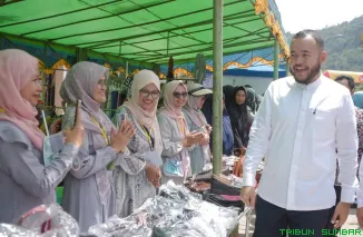 Wali Kota Padang Fadly Amran meninjau Bazar Mom's BBI yang digelar warga Perumahan Bukit Belimbing Indah, Kecamatan Kuranji, Minggu (1/3/2026). (Foto: Ist)