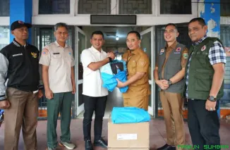 Bupati Solok Jon Firman Pandu menerima bantuan dari Presiden RI yang diserahkan melalui perwakilan Kemendagri di Kantor BPBD Kabupaten Solok, Selasa (17/3/2026). (Foto: Ist)