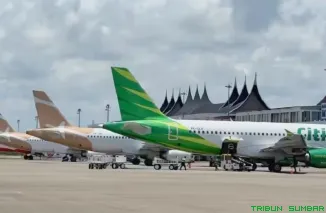 Suasana padat arus kedatangan penumpang di Bandara Internasional Minangkabau (BIM) dengan 33 penerbangan dalam sehari yang didominasi rute Jakarta dan Kuala Lumpur, Rabu (25/3/2026). (Foto: Ist)