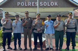 Kapolres Solok Agung Pranajaya menyampaikan layanan penitipan kendaraan gratis bagi masyarakat yang akan mudik Lebaran di halaman Mako Polres Solok, Arosuka. (Foto: Ist)