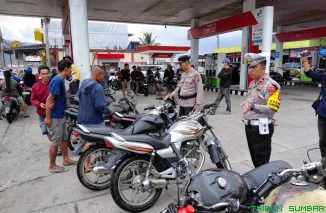 Petugas Polres Solok Selatan mengamankan sejumlah kendaraan yang diduga telah dimodifikasi untuk penyalahgunaan BBM bersubsidi di salah satu SPBU di Kecamatan Sungai Pagu, Selasa (17/3/2026). (Foto: Ist)