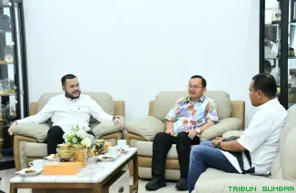 Wali Kota Padang Fadly Amran menerima kunjungan Kakanwil Kemenkum Sumbar Alpius Sarumaha untuk memperkuat sinergi pelayanan hukum dan tata kelola pemerintahan. (Foto: Ist)
