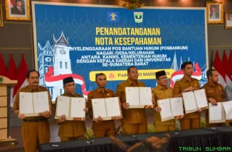 Wakil Wali Kota Maigus Nasir menerima penghargaan dari Supratman Andi Agtas atas dukungan pembentukan Posbankum di Kota Padang. (Foto: Ist)