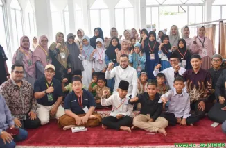 Wali Kota Padang Fadly Amran meninjau pelaksanaan Pesantren Ramadan 1447 H di Musala Al-Kautsar, Kelurahan Kuranji, Minggu (1/3/2026). (Foto: Ist)